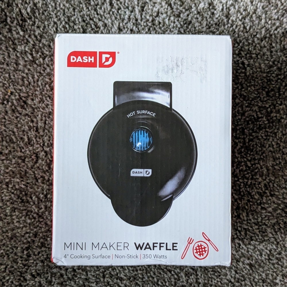 Mini waffle maker in Black